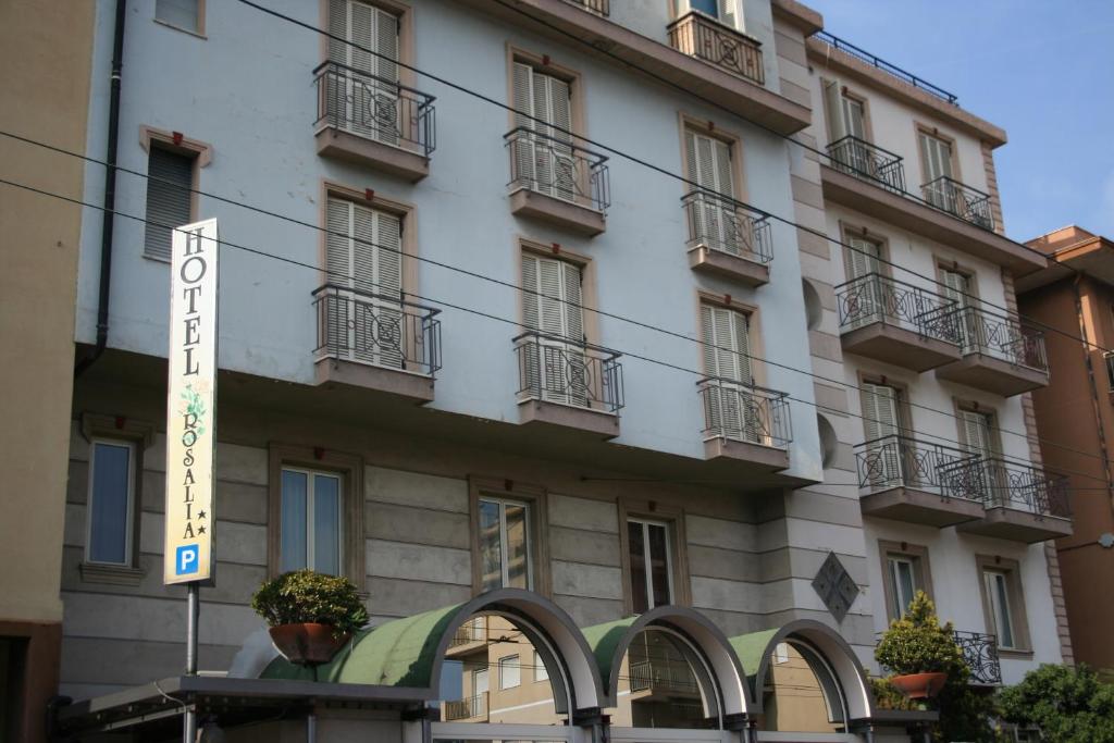 博尔迪盖拉Hotel Rosalia的前面有标志的建筑