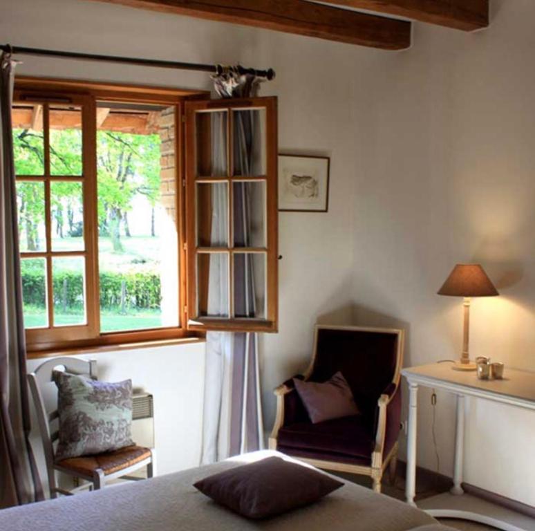 ContresLa rabouillere的一间卧室配有一张床、一张书桌和一个窗户。