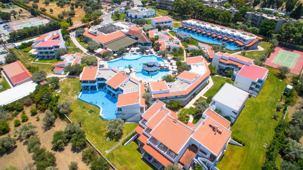 科林比亚莉迪亚马里斯度假酒店的享有度假胜地的空中景致,设有2个游泳池