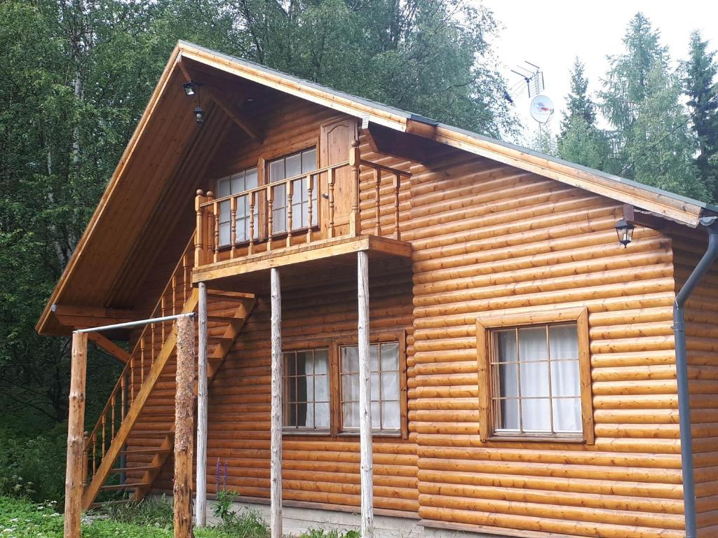 TohmajärviКоттедж в Финляндии (Тохмаярви)的小木屋的一侧设有楼梯