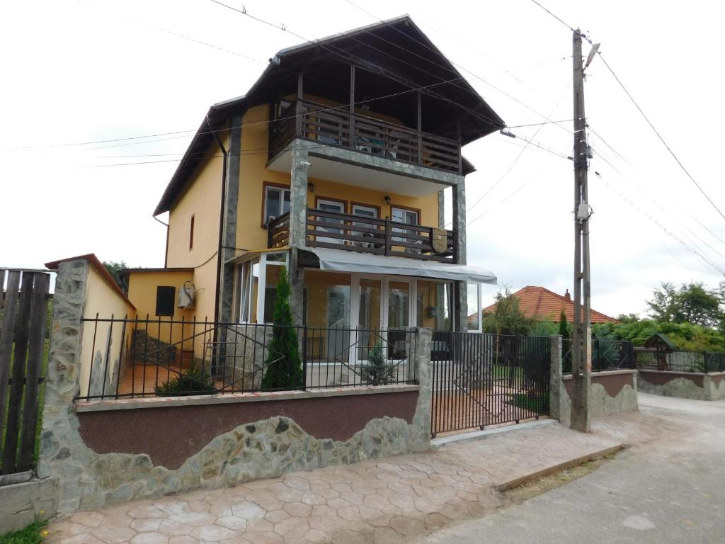 巴亚德菲耶尔Pensiunea Casa Domnitei的黑色屋顶的黄色房子