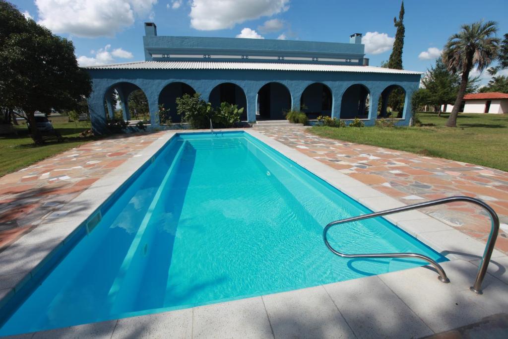 Termas de San NicanorEstancia Termal San Nicanor的一座游泳池,其建筑背景为: