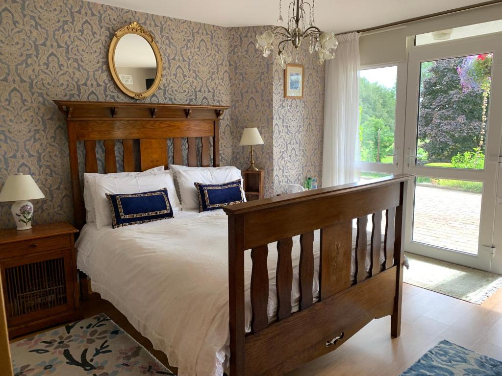 CorconnellyClones 'Greenjoy - B&B的一间卧室配有一张大床和镜子