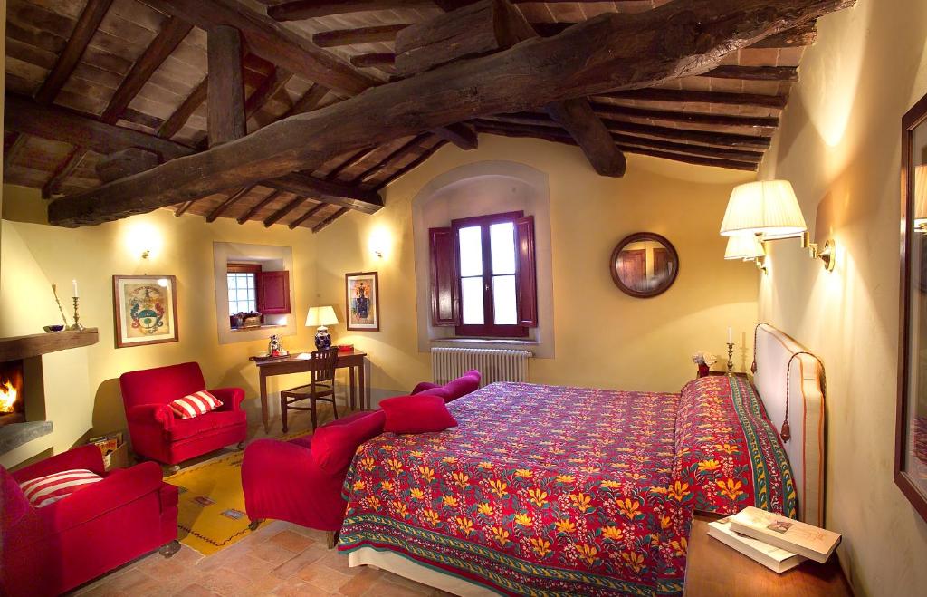 基安蒂格雷夫Romantic House的一间卧室配有一张床和两张红色椅子