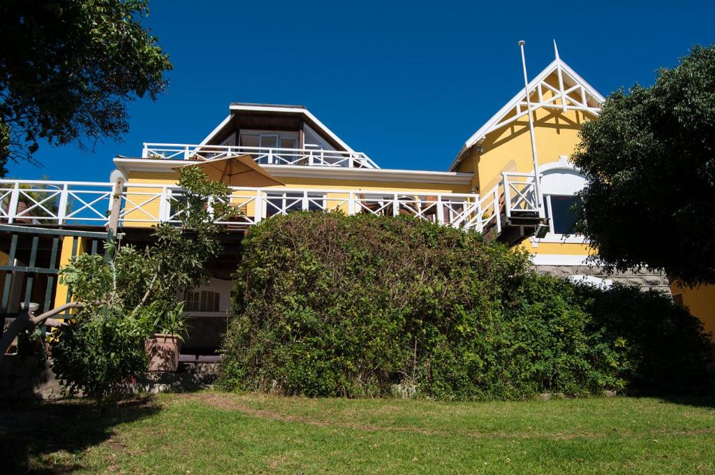 吕德里茨Alte Villa Gästehaus的前面有灌木的黄色房子