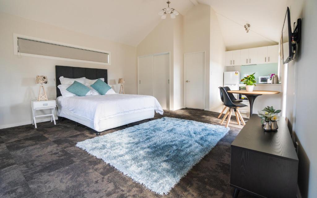 PokenoAroma House的一间卧室配有一张蓝色地毯和一张书桌