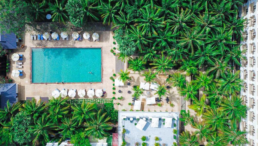 暹粒THE PRIVILEGE FLOOR by Lotus Blanc的享有度假村的空中景致,设有游泳池和棕榈树