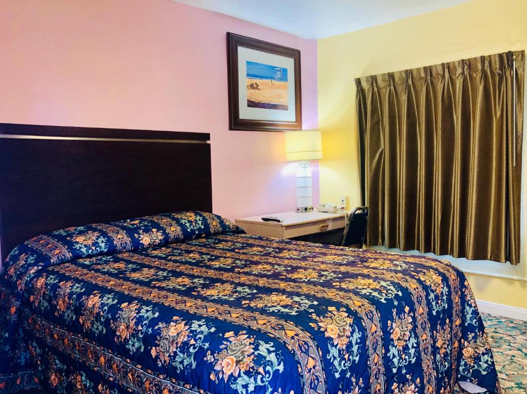 格伦代尔洛杉矶好莱坞地区格里菲斯公园汽车旅馆的配有一张床和一张书桌的酒店客房