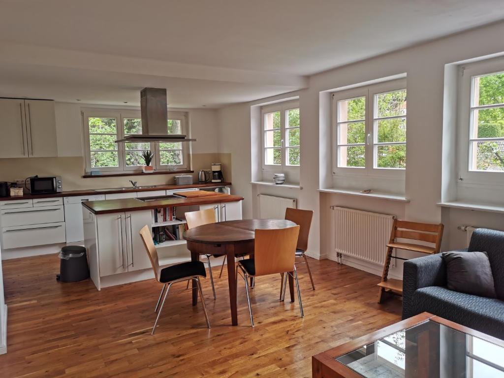 柏林Beautiful House in Zehlendorf的厨房以及带桌椅的起居室。
