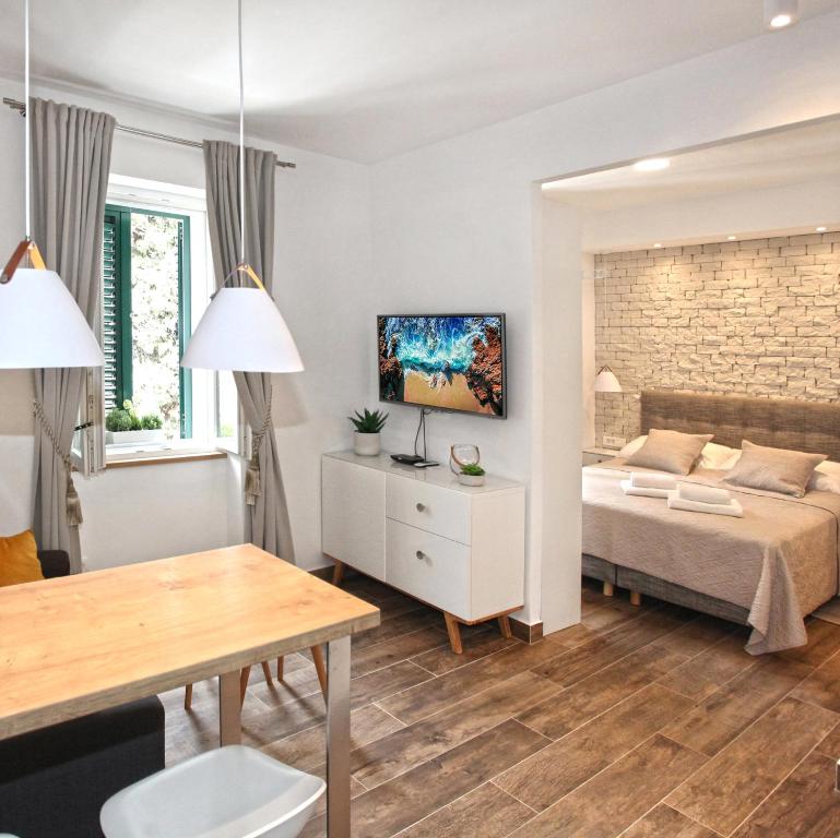 斯普利特Apartments Tessera的卧室配有一张床和一张桌子
