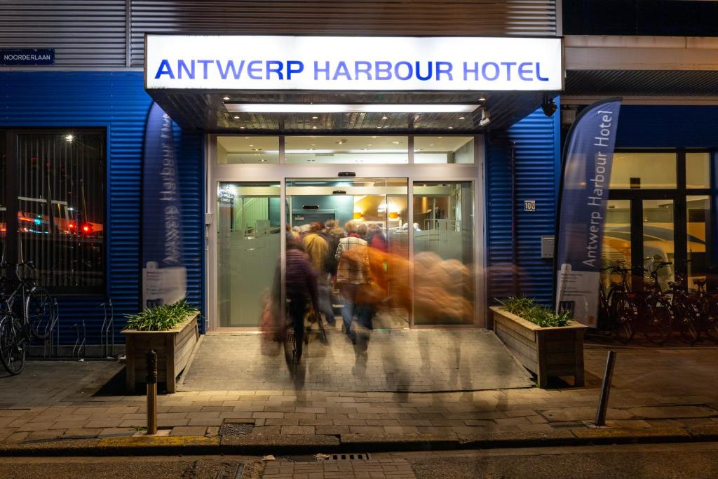 安特卫普安特卫普豪畔酒店的一群人从一个安特卫普海港酒店走出来