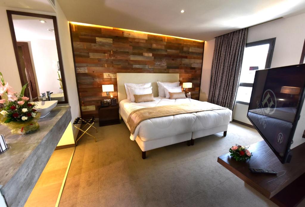 斯法克斯BUSINESS HOTEL SFAX的一间卧室配有一张木墙床