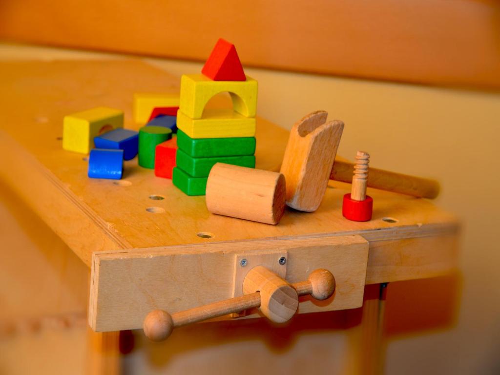 茨维泽尔Bauernhof König的一张木桌,上面有玩具