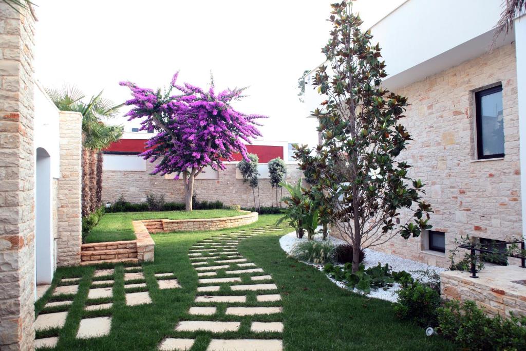 巴里Villa Pina的一座带石头小径和树的花园