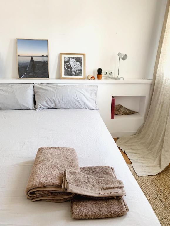 卡达克斯Apartment Boutique Hort的卧室配有白色床和毛巾