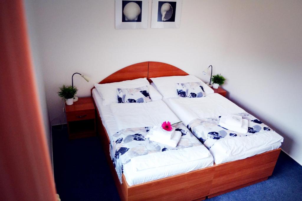 贝内绍夫S中心酒店的一间卧室配有一张铺有白色床单和鲜花的床。