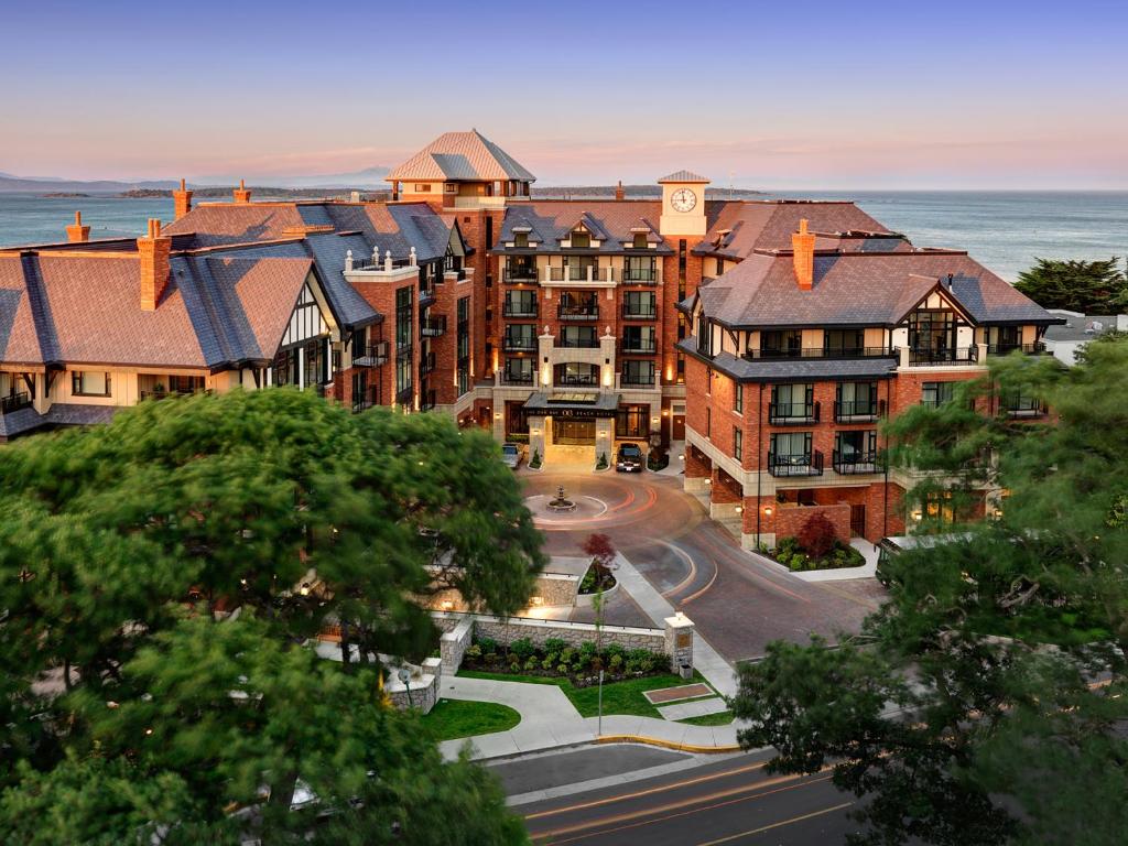 维多利亚Oak Bay Beach Hotel的城市的空中景观,建筑和街道