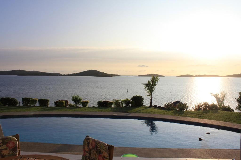 拉奇拉奇斐济布拉兰奇别墅酒店的享有水体和游泳池的景色