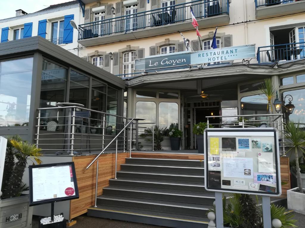 欧迪耶讷Logis hôtel restaurant Le Goyen的大楼前有楼梯的建筑