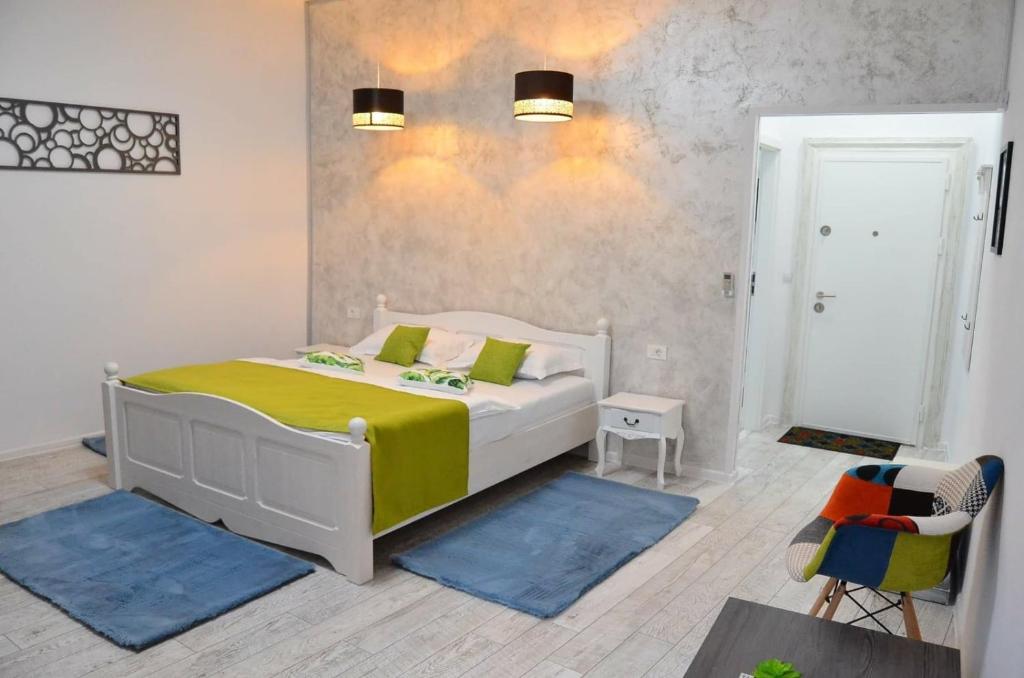 锡比乌KAYA STUDIO的一间卧室配有一张床和蓝色地毯