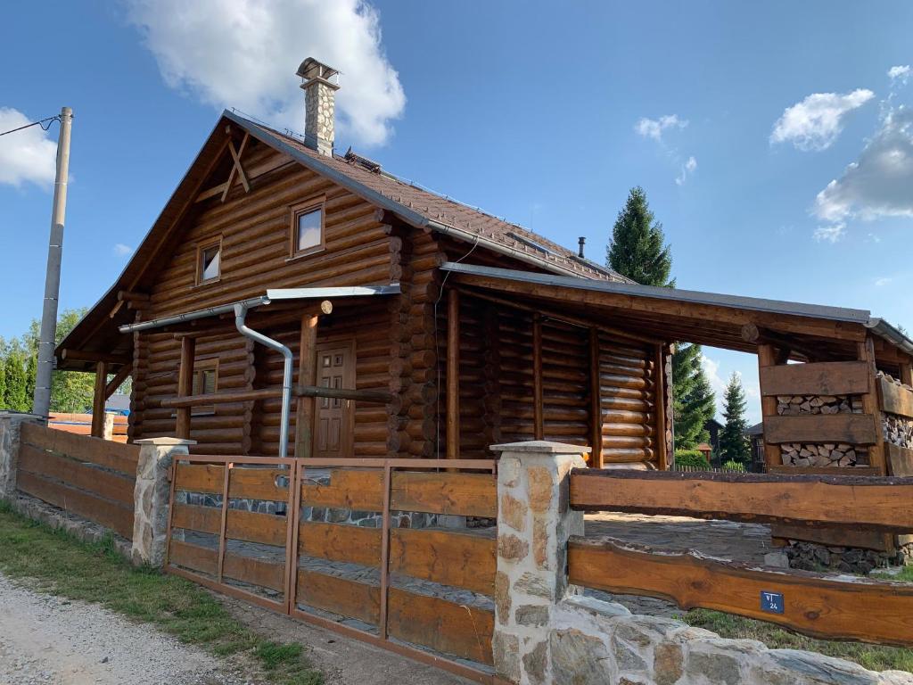 布布拉瓦Srub Bublava 155的小木屋前方设有围栏