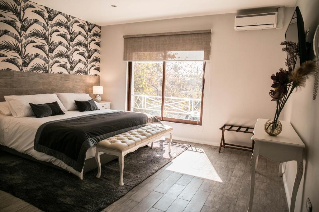 圣地亚哥Lib Hotel Bellavista的一间卧室设有一张大床和一个窗户。