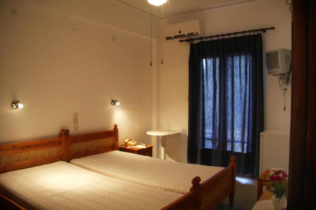 阿基奥斯基利考斯瑞纳酒店的一间卧室设有一张大床和一个窗户。