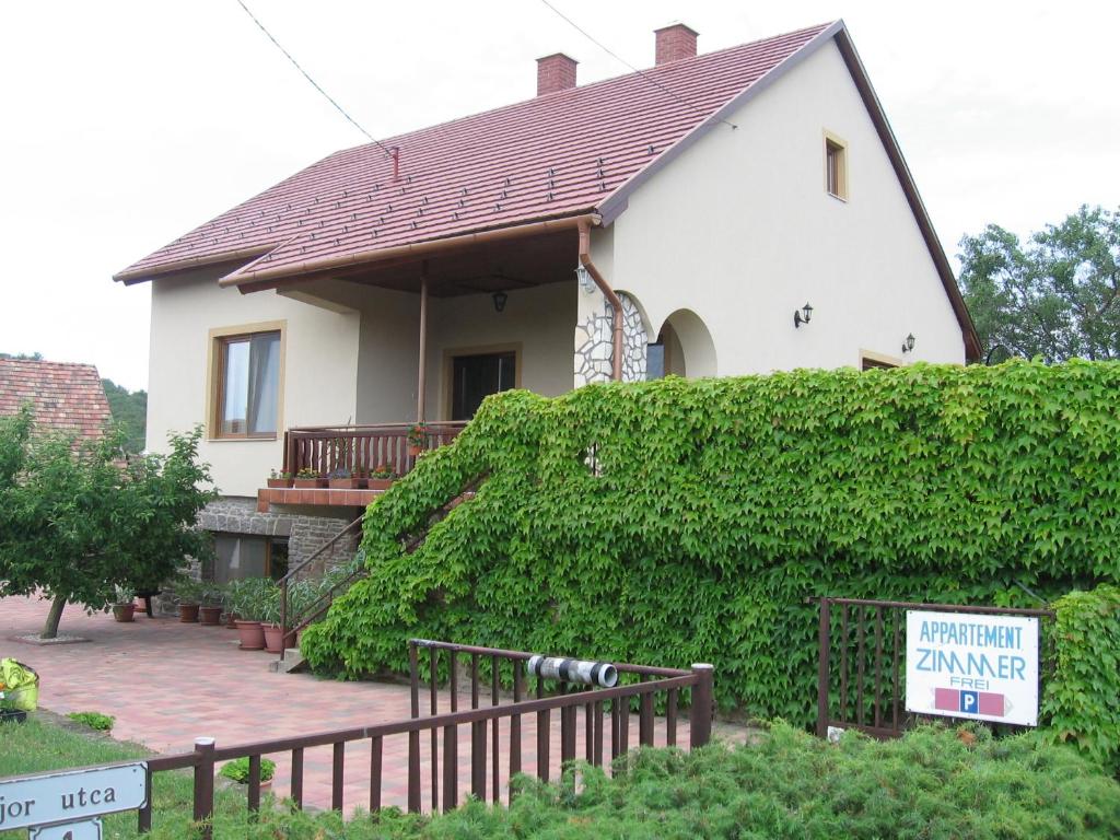 蒂豪尼Boglárka Apartman的前面有标志的房子