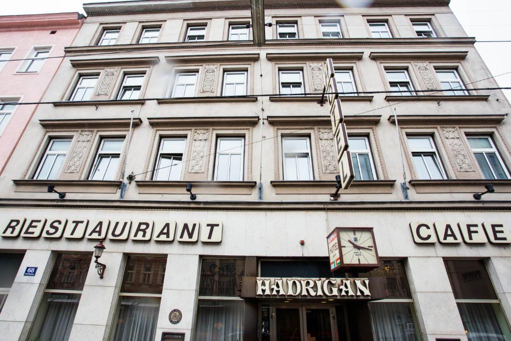维也纳哈里甘酒店的前面有标志的建筑