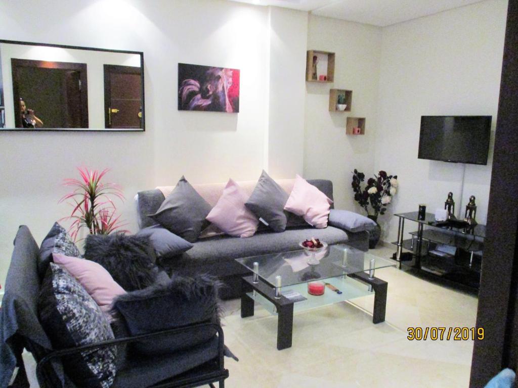 卡萨布兰卡Star Studio Gauthier的带沙发和玻璃桌的客厅