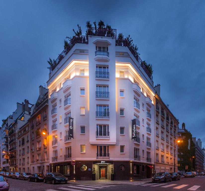 巴黎Hôtel Félicien & SPA的夜行的街道上一座白色的大建筑