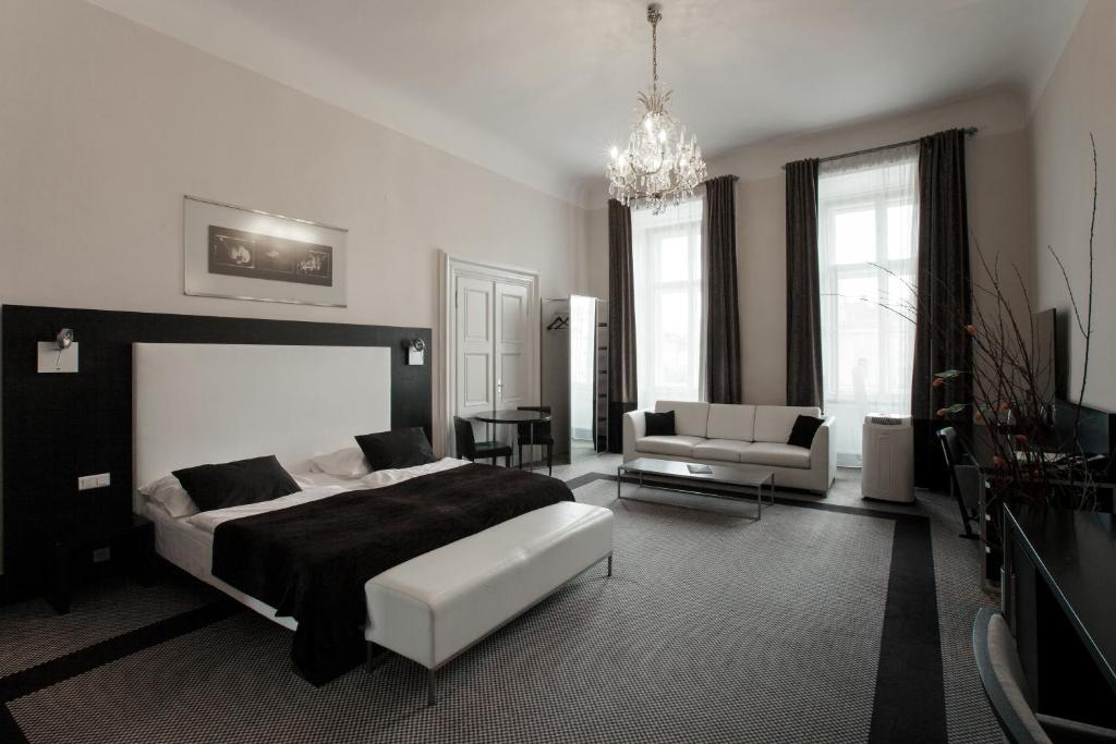 布拉格Old Town Square Residence by Emblem的黑白卧室配有床和沙发