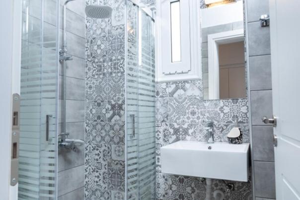 马塔拉Cactus Room的一间带水槽和镜子的浴室