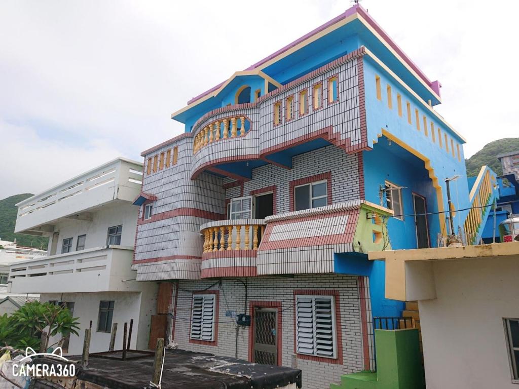 Lanyu蘭嶼文忠民宿的一座色彩缤纷的建筑,上面有很多阳台