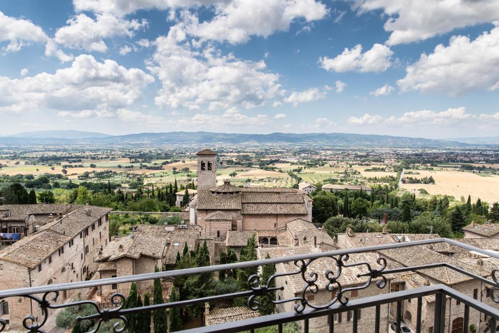 阿西西Assisi Panoramic Rooms的从塔楼欣赏城市美景