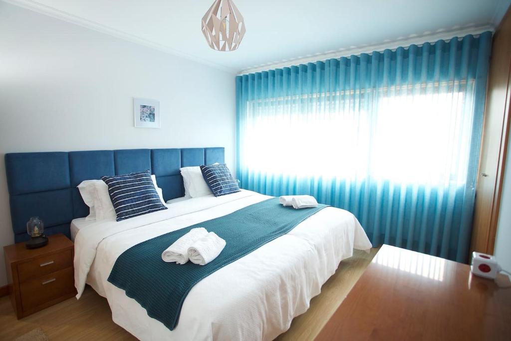 AgualvaMeriteluna Mountain - Lisboa, Sintra e Cascais的一间卧室配有一张大床和毛巾