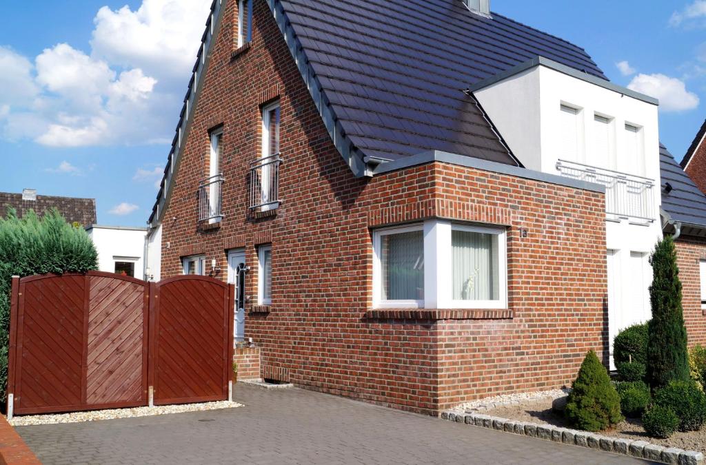泰克伦堡Ferienwohnung Am Sundern的黑色屋顶红砖房子