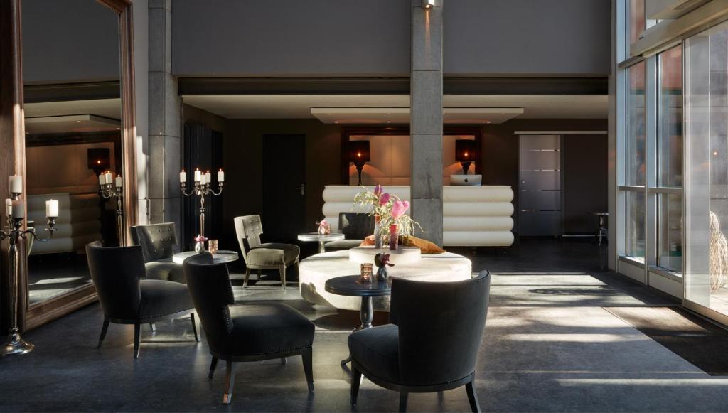 美因河畔法兰克福格贝姆勒酒店的一个带桌椅的大堂和一间房间