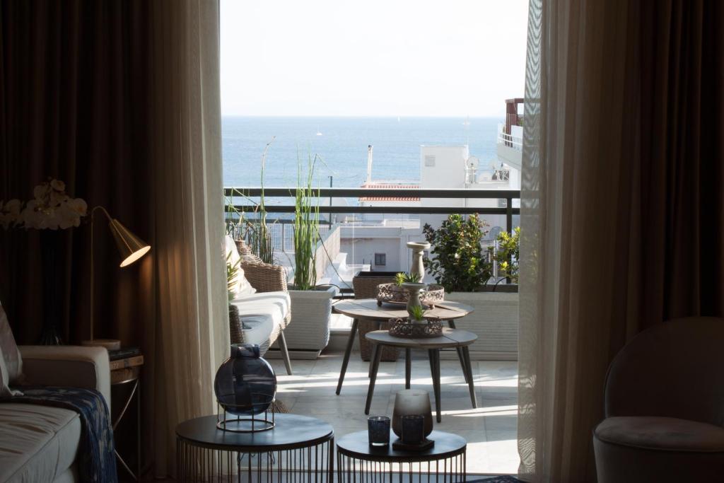 雅典Sea view super romantic apartment的客厅设有海景阳台。