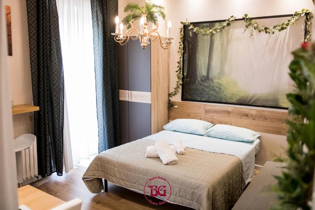 莫杜尼奥Dimora Elizabeth的一间卧室配有一张床,上面有两条毛巾
