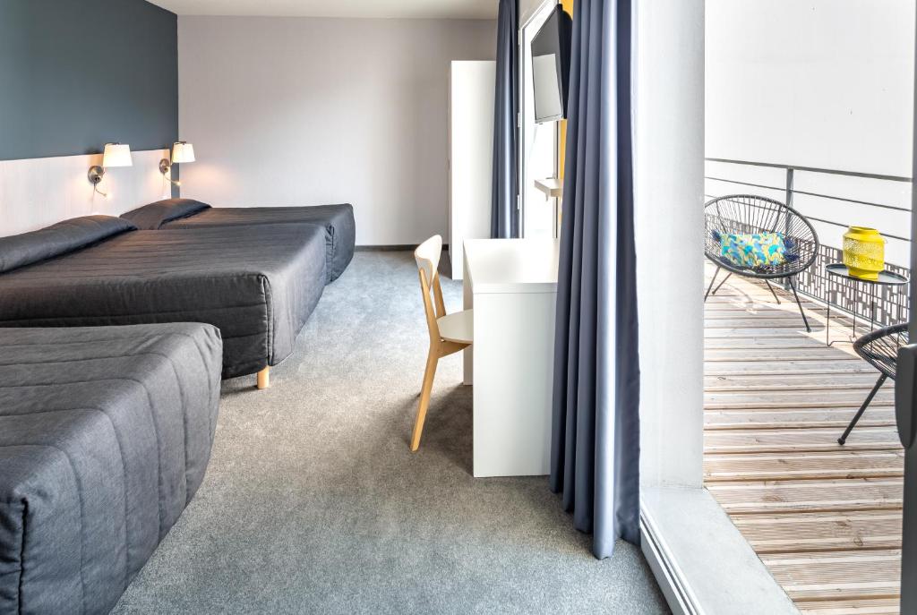 卢尔德米拉索尔酒店的卧室配有1张床、1张桌子和1把椅子