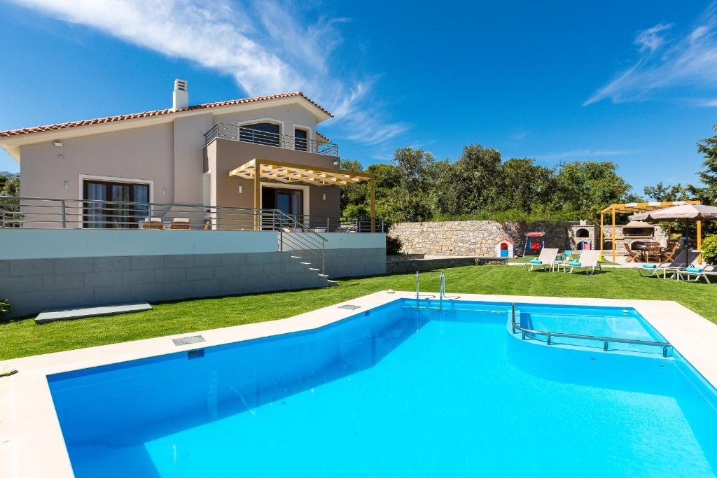 OrthésAnatoli Villa, Tranquil Retreat, By ThinkVilla的别墅前设有游泳池