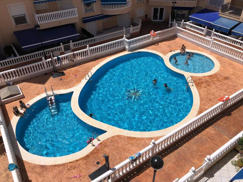 圣波拉Andy apartman, Santa Pola的享有酒店两个游泳池的顶部景色