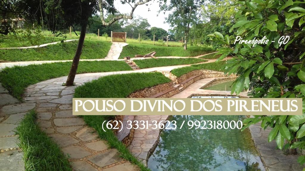 皮雷诺波利斯Pouso Divino dos Pireneus的公园里的一个人行道,有池塘