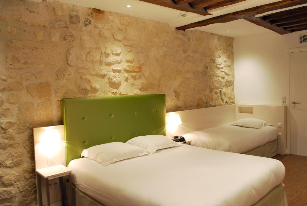 巴黎金厄尔斯酒店的石墙客房的两张床