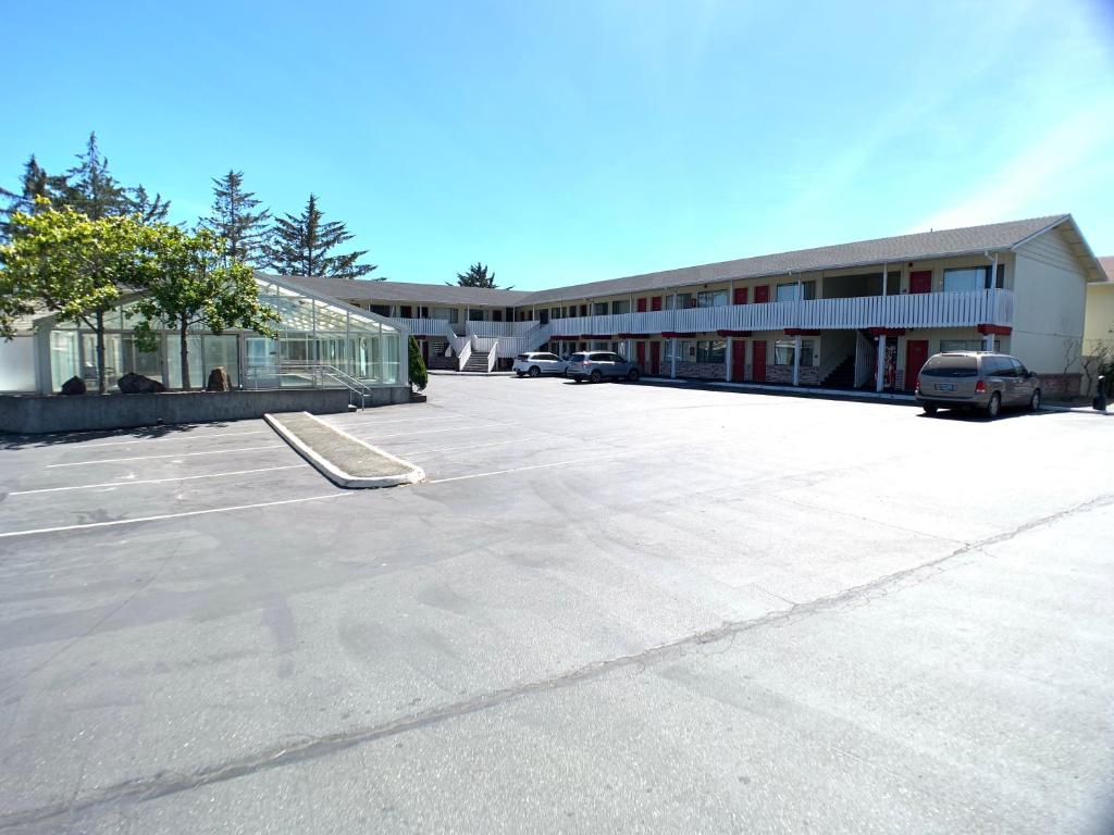 布鲁金斯布鲁金斯度假酒店的建筑物前的空停车场