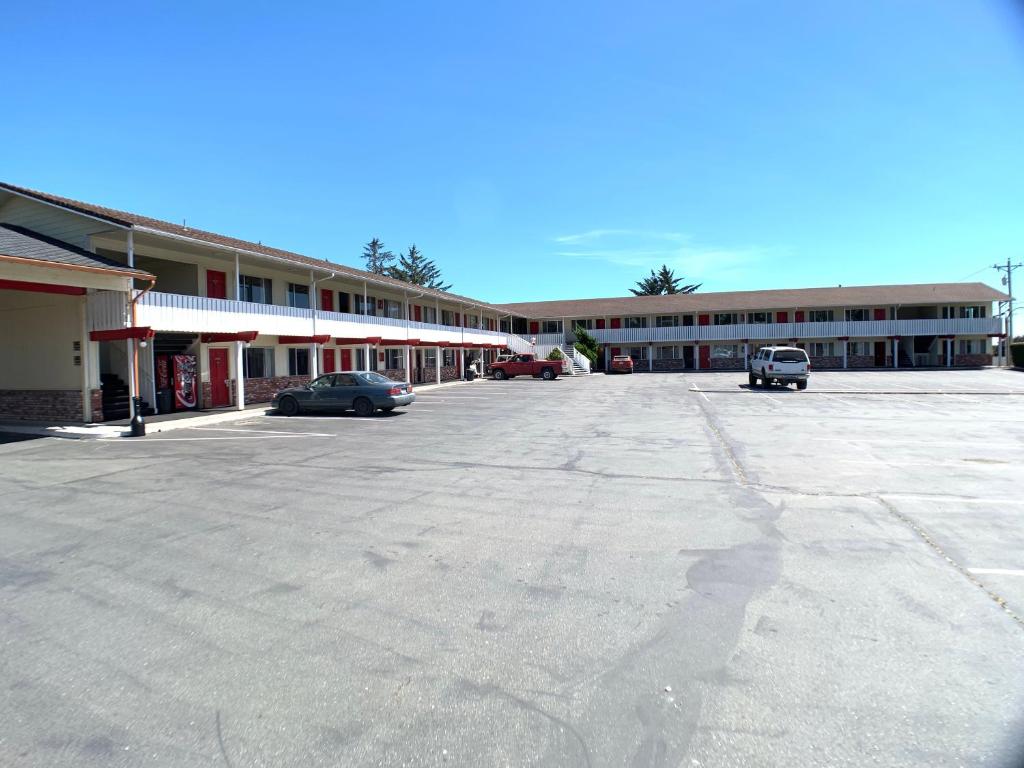 布鲁金斯布鲁金斯度假酒店的建筑物前的空停车场