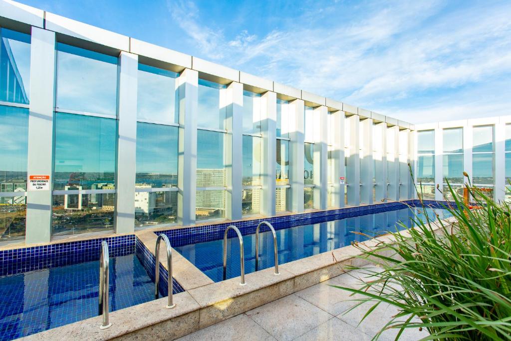 巴西利亚Flat Vision Hoteleiro Norte的建筑物屋顶上的游泳池
