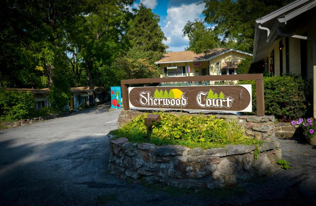 尤里卡斯普林斯Sherwood Court Cottages的房屋前方的脊椎指压器中心标志