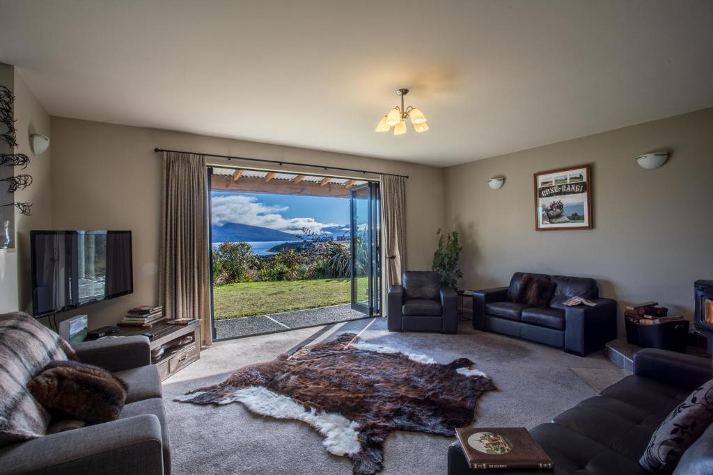 蒂阿瑙Loch Vista Bed & Breakfast的带沙发和电视的客厅以及大窗户。